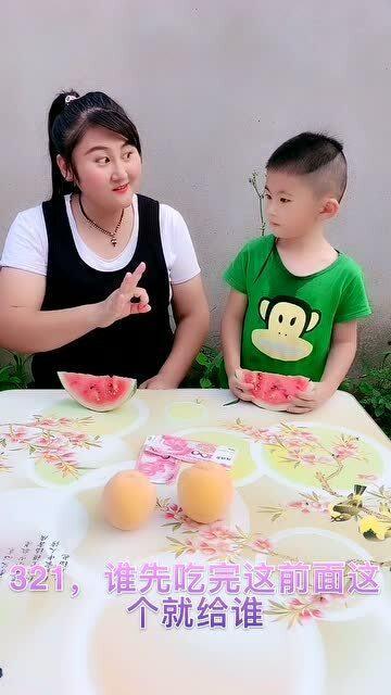 熊孩子比赛吃瓜,一场惊心动魄的吃瓜大赛