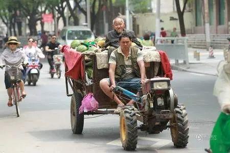 摆摊吃瓜赚钱吗,揭秘街头小吃的盈利之道