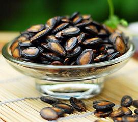 采访吃瓜嗑瓜子,揭秘吃瓜群众嗑瓜子的趣味时光