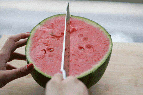 大口的吃瓜,畅享夏日清凉时光