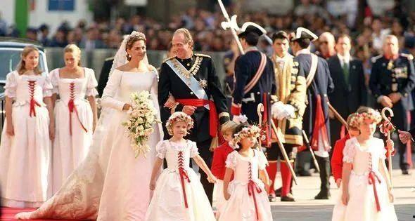 公主在朝堂上吃瓜