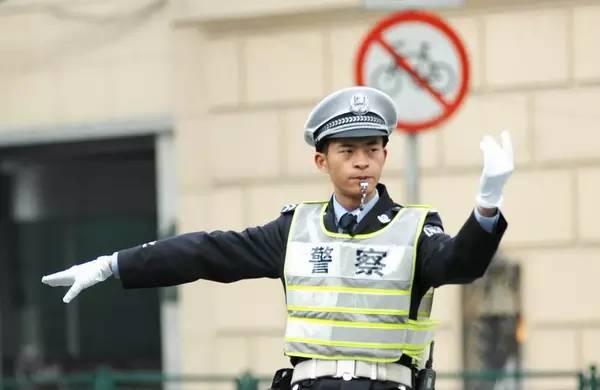 上海警察吃白瓜  第2张