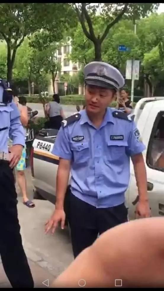 上海警察吃白瓜  第3张