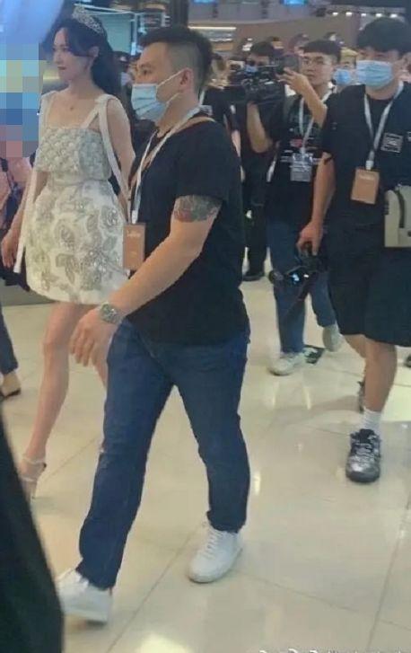 男子阳台吃瓜被查  第2张